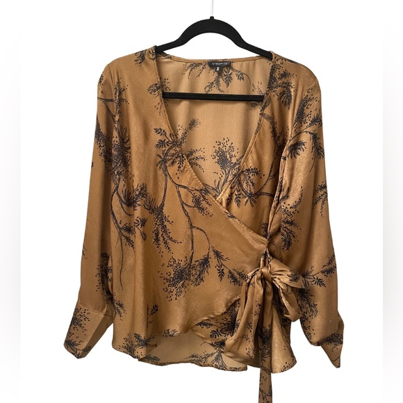 Gold & black silky blouse. - Picture 2 of 3